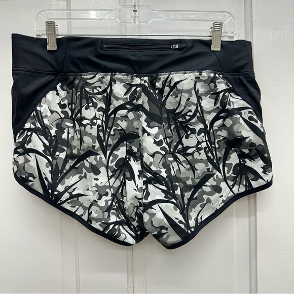 Under Armour run Speedpocket fitted athletic shorts with liner women's large - Picture 4 of 8